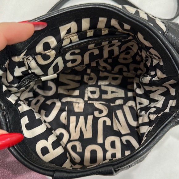 Marc jacobs cross body. Black with gold hardware - Picture 6 of 7